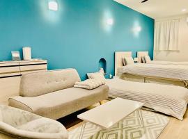 町の中心地 星もきれいな貸切宿 "うみいろキャビン " "umiiro cabin"，位于Ainan的带停车场的酒店