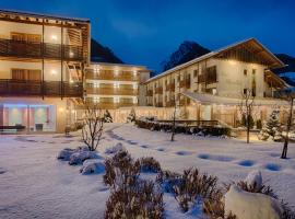 Hotel Alpenblick，位于卢塔戈伯恩哈德·格鲁克滑雪缆车附近的酒店