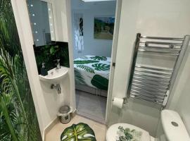 Cosy Jungle Cabin With Bathroom，位于Bircotes的公寓