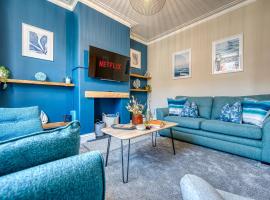 Modern 2-Bed Stylish Contractor House, Prime Portsmouth Location & Parking - By Blue Puffin Stays，位于朴次茅斯的乡村别墅