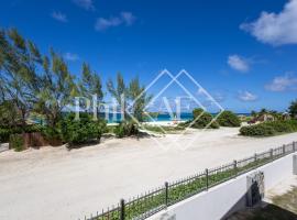 Beautiful Duplex of 160 m2 and 4 bed-rooms on Orient Beach，位于圣马丁岛的度假短租房