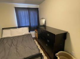 Charming One Bedroom Near Bramalea City Centre，位于布兰普顿的酒店