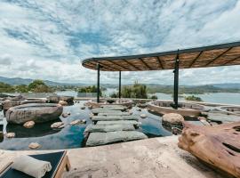 The Brown, Guatape, Autograph Collection，位于瓜塔佩的海滩酒店