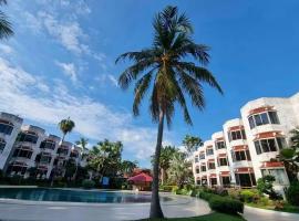 Palmeraiebeach Resort Rayong ปาล์มมาลี บีช รีสอร์ท ระยอง 罗勇棕榈树海滩酒店，位于罗勇的带停车场的酒店