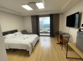 Spacious Luxury Condo w/ kitchen beside Hilton Clark D’Heights，位于Pampang的公寓式酒店