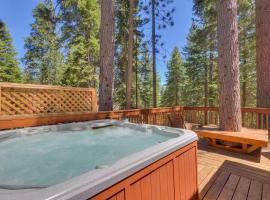 Piney wood - Quiet 2 BR Loft w Private Hot Tub，位于玛瑙湾的酒店