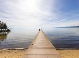 Sandy Cove on the North Shore -Lakeside Cottage with Pier Beach, and HOA Amenities