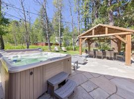 Rustling Grove in Tahoe City - Pet-Friendly, Walking Distance to Downtown and Lake - Private Hot Tub，位于塔霍城的酒店