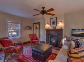 Vanni House - Classic Tahoe Style 2 BR - Sleeps 6 - Hot Tub - Near Palisades & Downtown Tahoe City，位于塔霍城的酒店