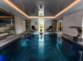 Jaw Dropping House with Private Indoor Pool and Hot Tub，位于Peover Superior的度假屋