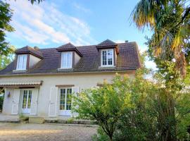 Gîte d'Elvire Maison chaleureuse avec jacuzzi privatif et parc arboré，位于贝尔热拉克的酒店
