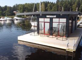 StagHorn floating river house，位于尤尔马拉的别墅