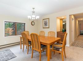 47 McCloud - Upper Unit 3 Bedrooms，位于斜坡村的酒店