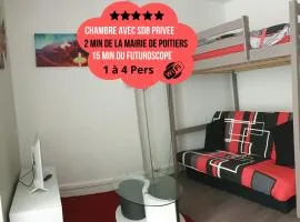 Chambres Poitiers Centre Ville - Salle de Bain, Réfrigérateur, TV et machine à café privatifs - Cuisine commune - Terrasse - Hôtel de ville à 200m