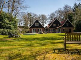 Holiday home with hot tub，位于Losser的酒店