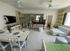 Apartamento Maré Mansa a 30 metros da praia Mansa em Caiobá com Wifi，位于卡伊奥巴的公寓