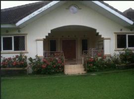 Villa disewakan di coolibah puncak，位于芝巴纳斯的酒店