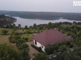 StayVista's Lakeside Whispers - Lake & Mountain-View Villa with Lawn & Indoor-Outdoor Games，位于那格浦尔的酒店