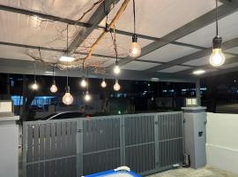 NEW 20PX 5BR WITH KIDS POOL & KTV & JACUZZI SPA & POOL TABLE at TOWN CENTER，位于牛汝莪的酒店