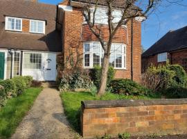 Beautiful 4 bedroom house 7 minutes from Luton Airport，位于卢顿的酒店