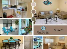 SUITE 2A, Blue Pavilion - Private Bedroom in Shared Suite - Beach, Airport Taxi, Concierge, Island Retro Chic，位于西湾的公寓