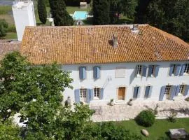 Mas du Versadou, dans un espace naturel protégé, piscine Chauffée, Spa et salle de jeux