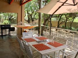 Comfortable cottage in Big 5 Game Reserve，位于Dinokeng Game Reserve的木屋