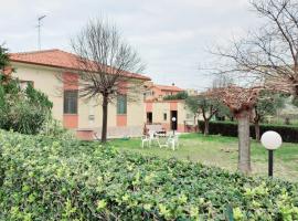 Casa di Adele con giardino privato a 150 mt dal mare，位于西尼加利亚的酒店