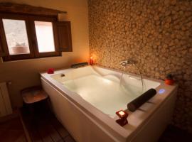 romantic house for 2 or 4 people with jacuzzi，位于Laroya的酒店