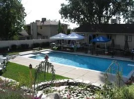 Hidden Retreat, Hot Tub, Relax! Upstairs of home.