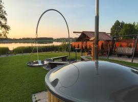 Siedlisko nad jeziorem Skarlińskim 5B, mazury, jezioro, domek, bania，位于库尔泽尼克的酒店