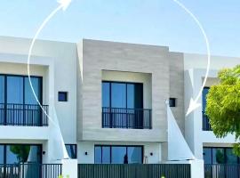 Luxury Villas with Beach Access by VB Homes，位于拉斯阿尔卡麦的带泳池的酒店