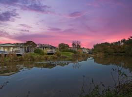 Choller Lake Lodges - Primrose Cabin With Private Hot Tub，位于阿伦德尔的酒店