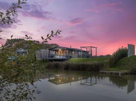 Choller Lake Lodges - Sunbeam Cabin With Private Hot Tub，位于阿伦德尔的公寓