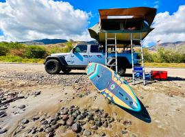 Explore Maui's diverse campgrounds and uncover the island's beauty from fresh perspectives every day as you journey with Aloha Glamp's great jeep equipped with a rooftop tent，位于帕依亚的豪华帐篷