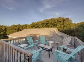 Outer Banks Retreat - Walk to Beach!，位于南岸的酒店