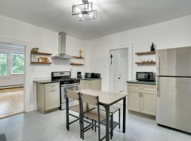 Modern Hastings-On-Hudson Home Near River!，位于Hastings-on-Hudson的酒店