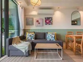 New Modern Deco' Apartment, With View, Pool, Spa and Sauna