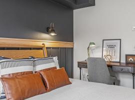 W118 NEW! Central Canmore- Light Industrial Hotel Room，位于坎莫尔的公寓