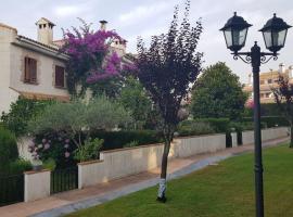 ¡Villa con Jardín y Piscina en S’Agaró, Cerca de la Playa de Sant Pol! - ES-209-13，位于萨卡罗的酒店