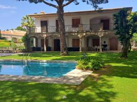 Villa de lujo con piscina, jardín y vistas al mar, a 100m de la playa en S'Agaró - ES-209-27，位于萨卡罗的酒店