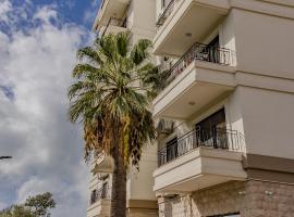 灯塔酒店，位于巴尔的带泳池的酒店