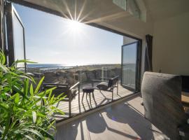 Stylish Coastal House with Stunning Ocean View，位于Borhaug的酒店
