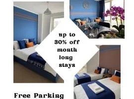 Your Perfect Business Suite, 2 beds 2 bathrooms Apartment, Free Parking, Monthly Stays, Business, Contractors