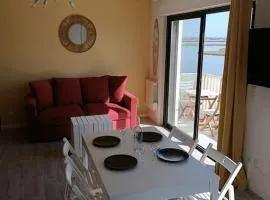 Grand studio avec balcon en bord de mer