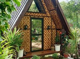 LK Farmcation Cabin Ligaya - Lucban, Quezon，位于Nalunao的木屋