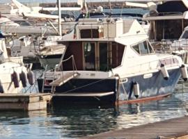 Salerno Yacht，位于萨莱诺的船屋