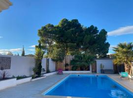 Magnifique villa individuelle climatisée 4 chambres avec piscine 11 m 5m，位于塞里尼昂的度假屋