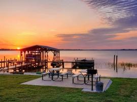 Camp St. Cabanas Unit 2 on Lake Dora，位于塔瓦雷斯的酒店