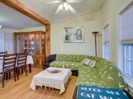 Pet-Friendly North Conway Cottage - Hike and Ski!，位于北康威的酒店